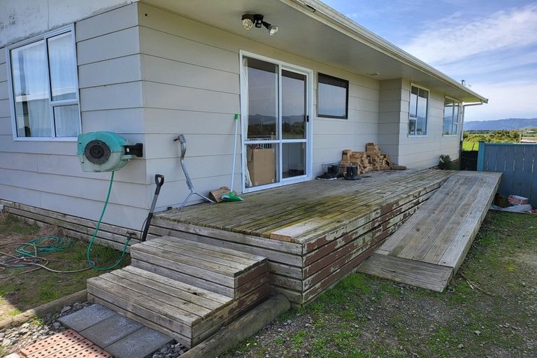 Photo of property in 304 Hokio Beach Road, Hokio Beach, Levin, 5571