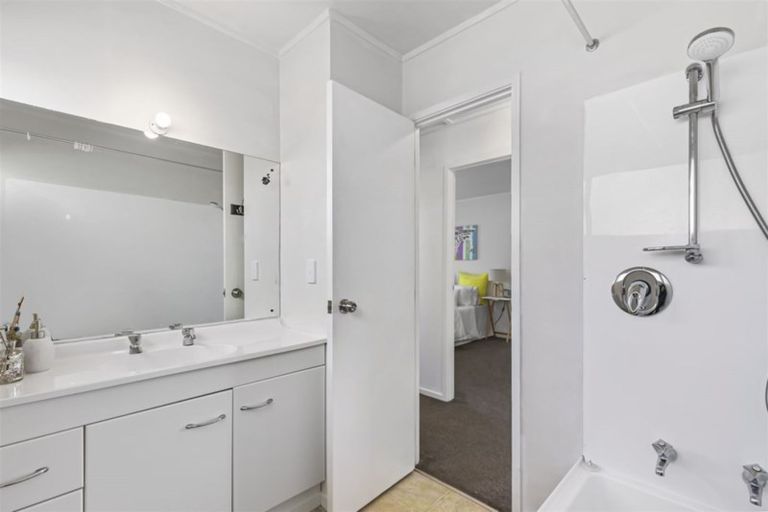 Photo of property in 103b Woodglen Road, Glen Eden, Auckland, 0602