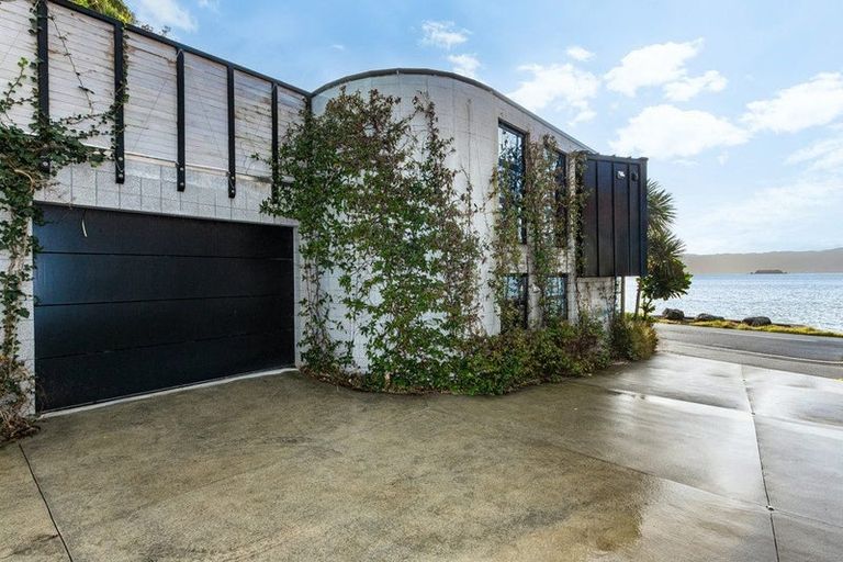 Photo of property in 377a Karaka Bay Road, Karaka Bays, Wellington, 6022