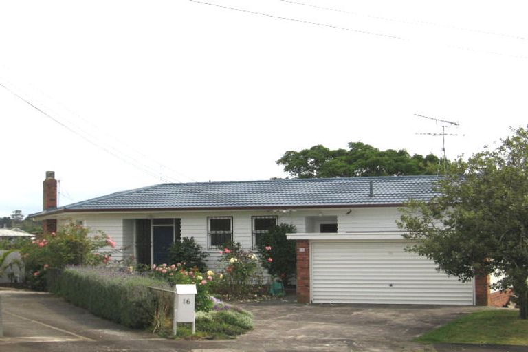 Photo of property in 16 Calder Place, Wai O Taiki Bay, Auckland, 1072