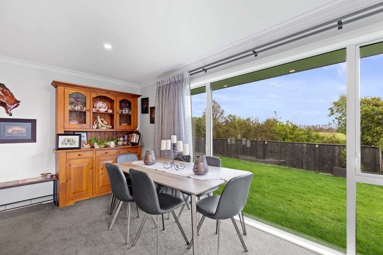 Photo of property in 69 Johnstone Drive, Fitzherbert, Palmerston North, 4410