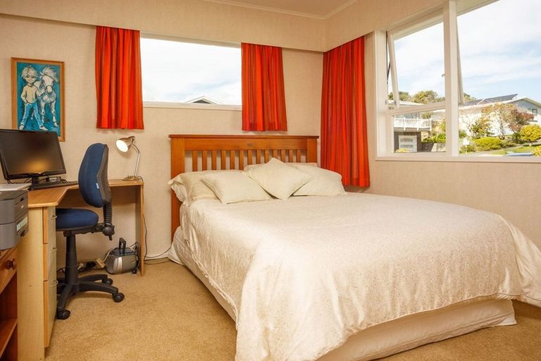 Photo of property in 4 Panorama Grove, Harbour View, Lower Hutt, 5010
