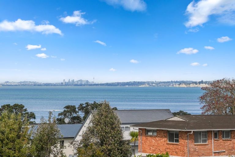 Photo of property in 1/5 Zita Avenue, Matakatia, Whangaparaoa, 0930