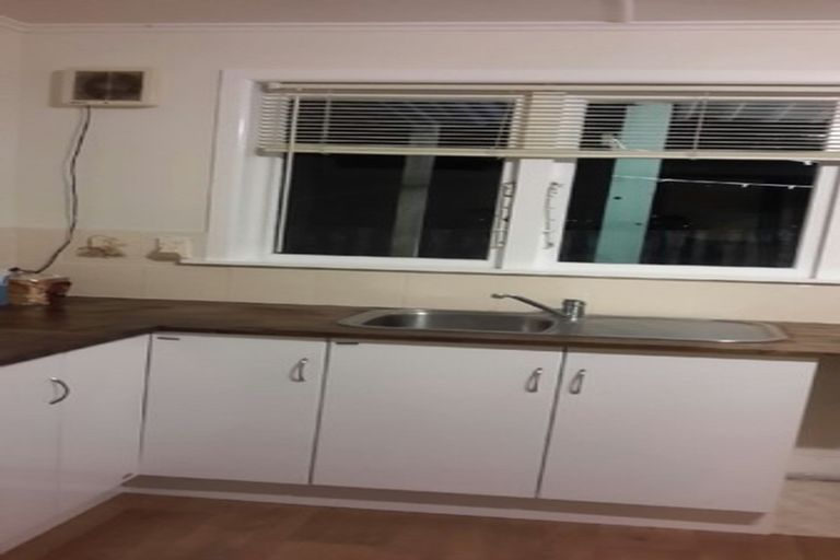 Photo of property in 631 Glenfield Road, Totara Vale, Auckland, 0629