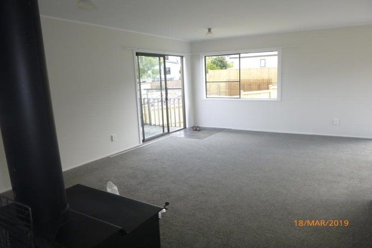 Photo of property in 8 St Catherine Crescent, West Harbour, Auckland, 0618