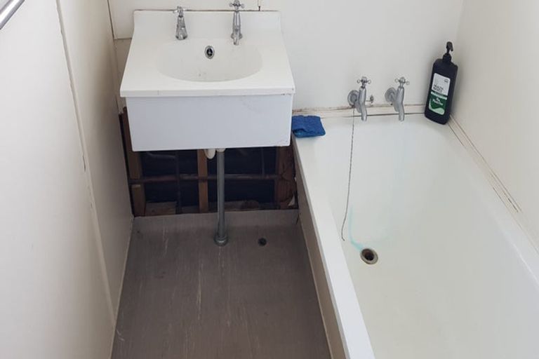 Photo of property in 20-22 Sievers Grove, Cannons Creek, Porirua, 5024