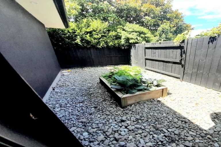 Photo of property in 5 D'urville Place, Kelvin Grove, Palmerston North, 4414