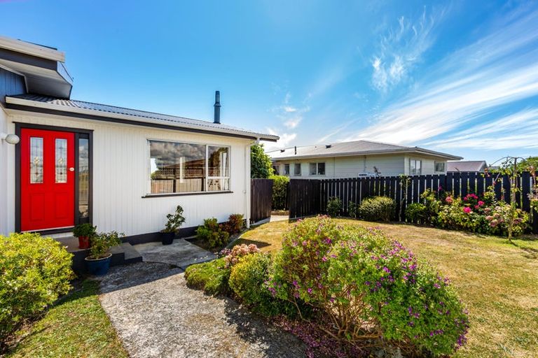 Photo of property in 131 Gloaming Hill, Titahi Bay, Porirua, 5022