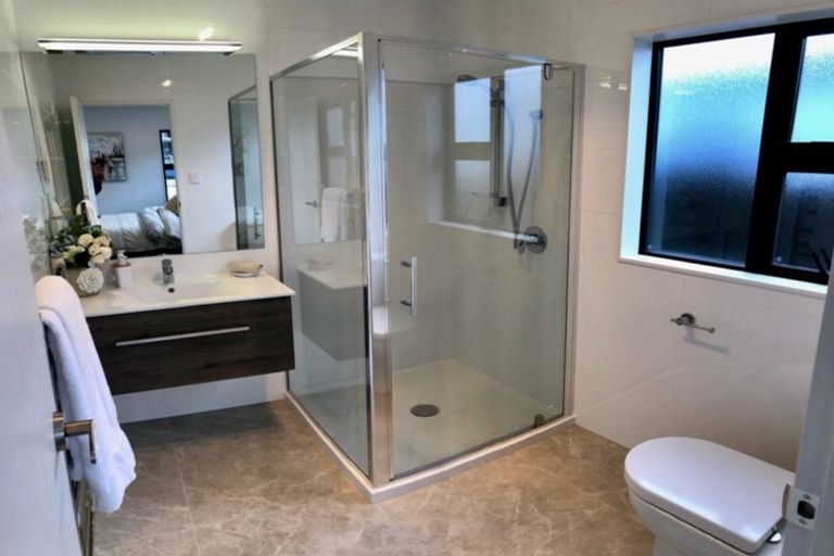 Photo of property in 38 Lumbarda Drive, Kumeu, 0810