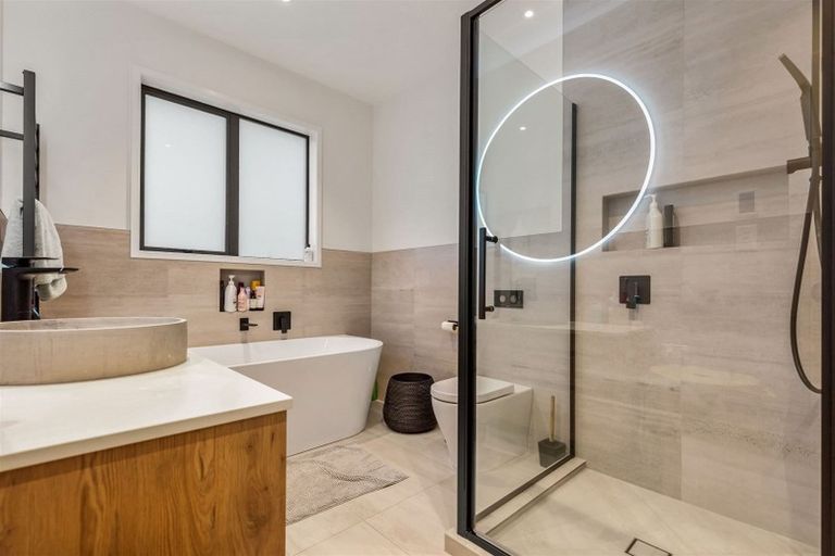 Photo of property in 3 Stow Place, Henderson, Auckland, 0612