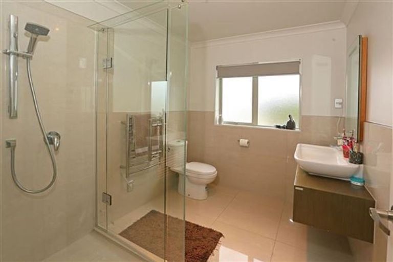 Photo of property in 106 Lake Panorama Drive, Henderson Valley, Auckland, 0612