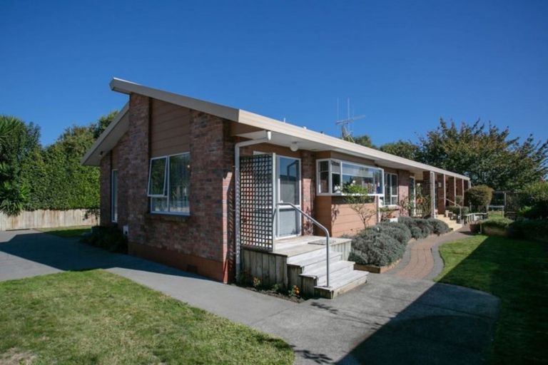 Photo of property in 321 Shakespeare Street, Leamington, Cambridge, 3432