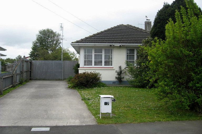 Photo of property in 27 Camden Street, Redwood, Christchurch, 8051