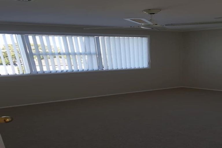Photo of property in 1/212 Sunnynook Road, Totara Vale, Auckland, 0627