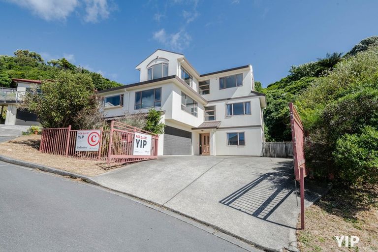 Photo of property in 37 Dress Circle, Newlands, Wellington, 6037
