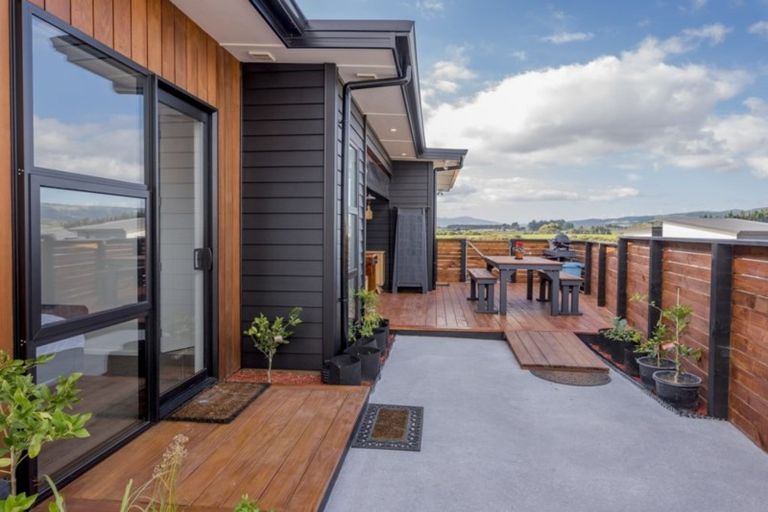 Photo of property in 1 Coutts Way, Fitzherbert, Palmerston North, 4410