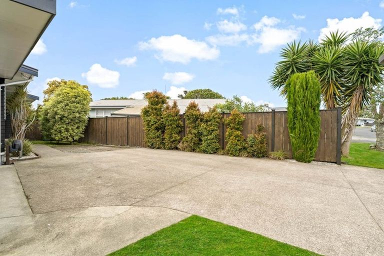 Photo of property in 6 Clinton Avenue, Te Atatu Peninsula, Auckland, 0610