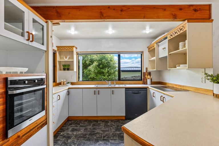 Photo of property in 28 Pohutukawa Avenue, Red Beach, 0932