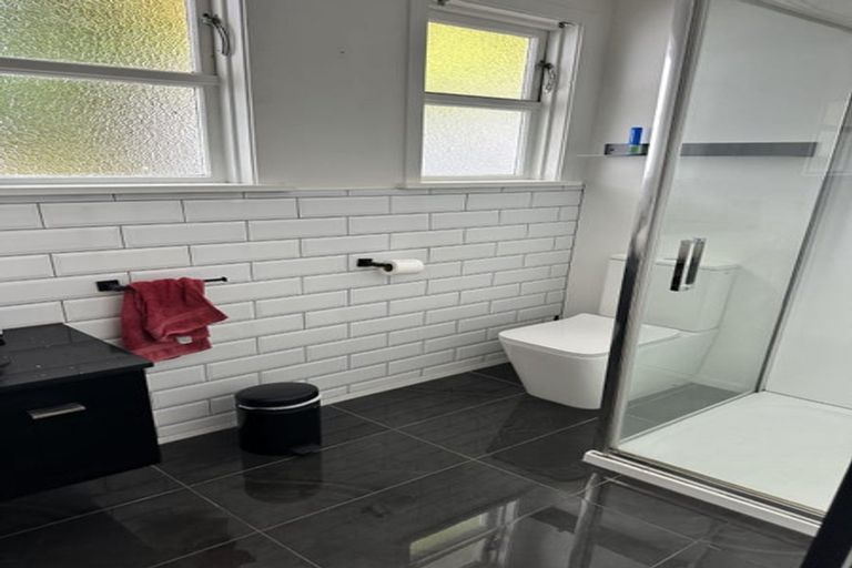 Photo of property in 114 Pinehaven Road, Pinehaven, Upper Hutt, 5019