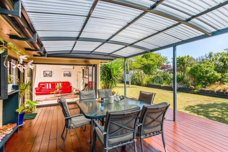 Photo of property in 11 Piriti Drive, Te Atatu Peninsula, Auckland, 0610