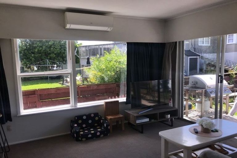 Photo of property in 2/13 Wykeham Place, Glenfield, Auckland, 0629