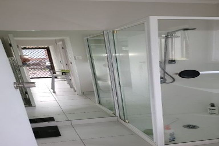 Photo of property in 2 Rehia Road, Massey, Auckland, 0614