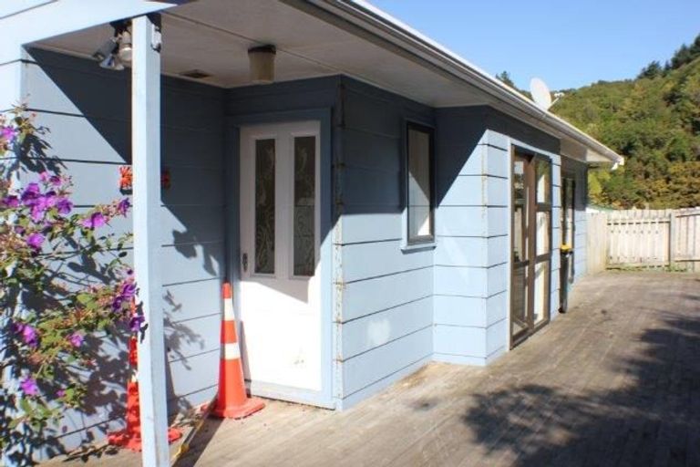 Photo of property in 5 Westra View, Tawa, Wellington, 5028