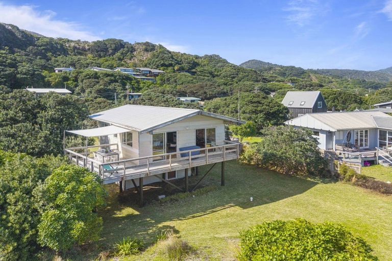 Photo of property in 36 North Piha Road, Piha, 0772