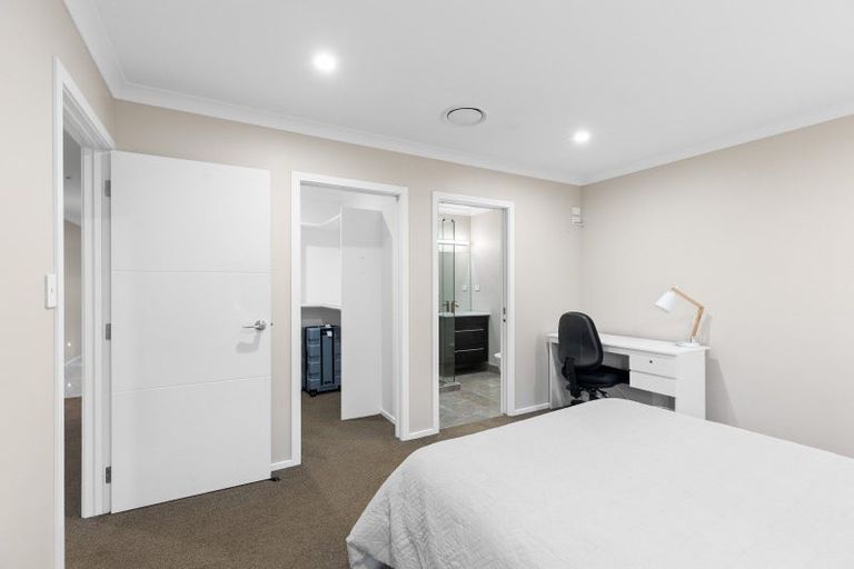 Photo of property in 4 Cyprus Place, Fitzherbert, Palmerston North, 4410