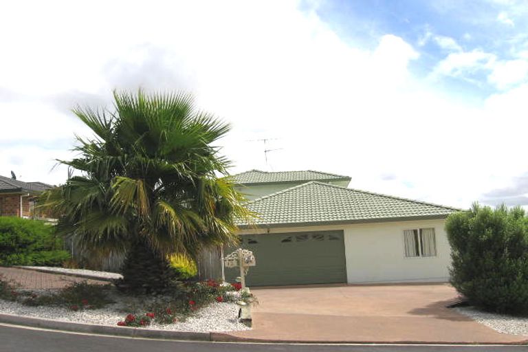 Photo of property in 12 Mannikin Place, Unsworth Heights, Auckland, 0632