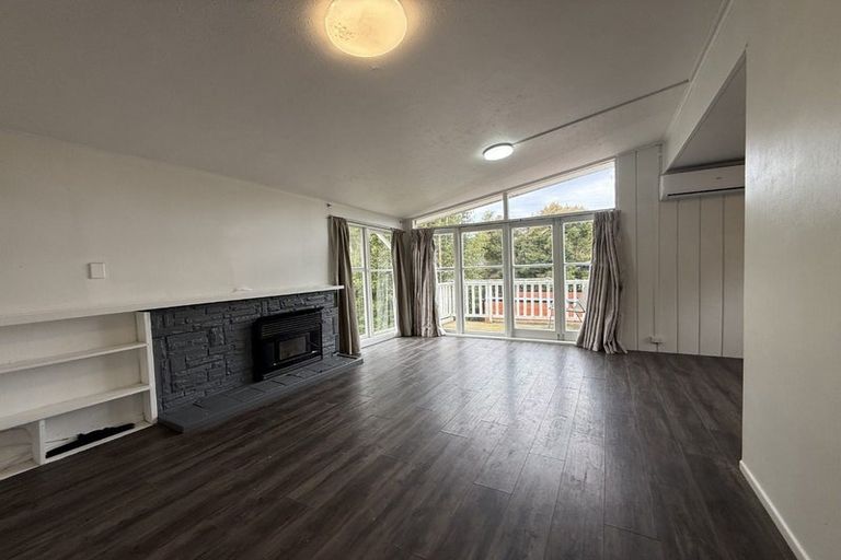 Photo of property in 16 Avonleigh Road, Green Bay, Auckland, 0604