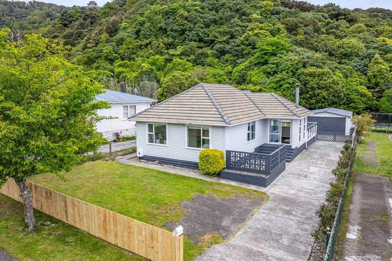 Photo of property in 52 Lees Grove, Wainuiomata, Lower Hutt, 5014