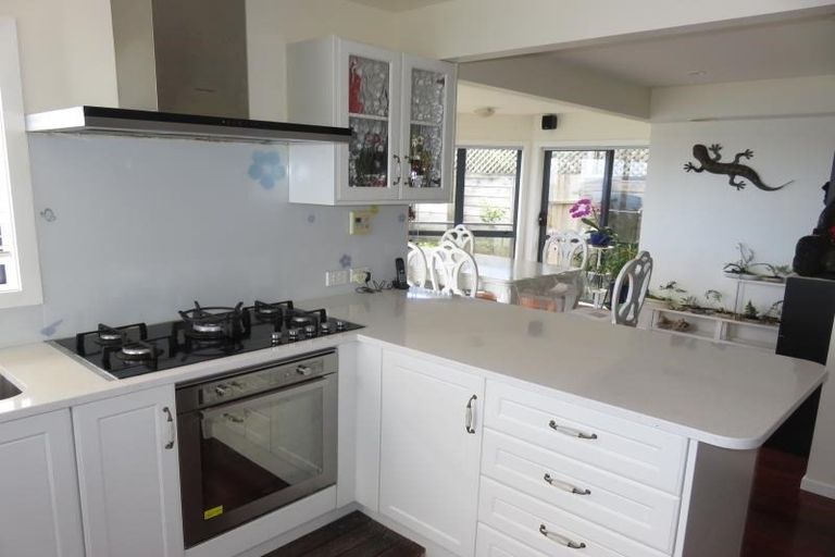 Photo of property in 18 Bennett Grove, Newlands, Wellington, 6037