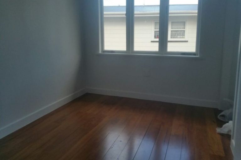 Photo of property in 176 Beach Haven Road, Beach Haven, Auckland, 0626