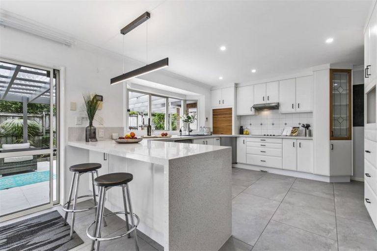 Photo of property in 6 Canonbie Place, East Tamaki Heights, Auckland, 2016