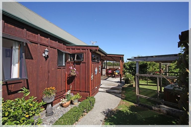 Photo of property in 35 Hartley Street, Foxton Beach, Foxton, 4815