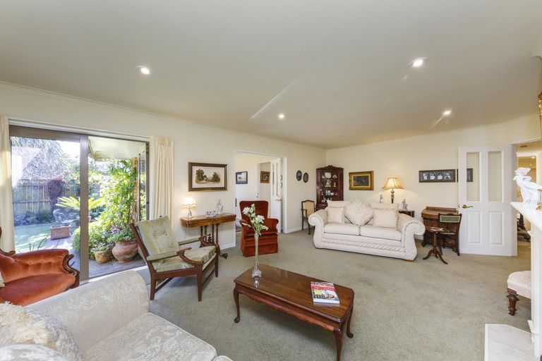 Photo of property in 1 The Oaks, Awapuni, Palmerston North, 4412