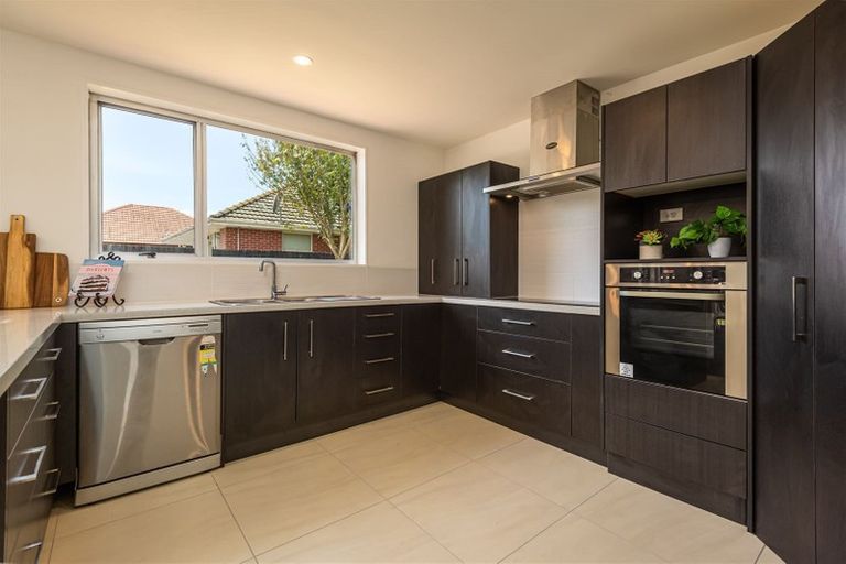 Photo of property in 32 Ambleside Drive, Burnside, Christchurch, 8053