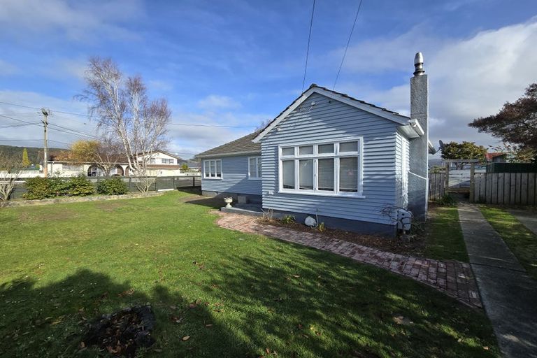 Photo of property in 19 Henry Street, Ebdentown, Upper Hutt, 5018