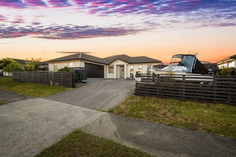 Photo of property in 16 Aporo Drive, Kumeu, 0810