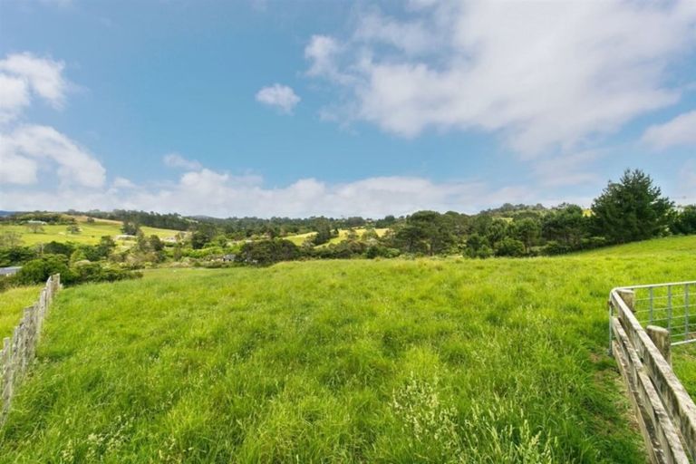 Photo of property in 32 Red Hills Road, Massey, Auckland, 0614