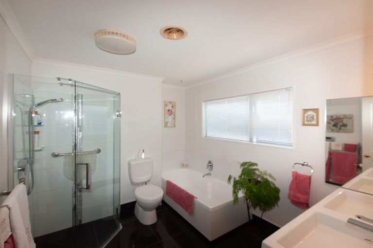 Photo of property in 6 Derry Hill, Churton Park, Wellington, 6037