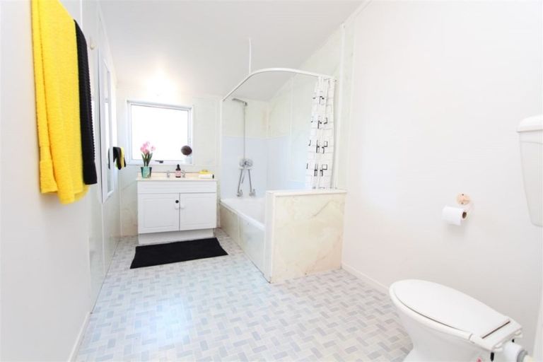 Photo of property in 18 Hollydale Grove, Churton Park, Wellington, 6037