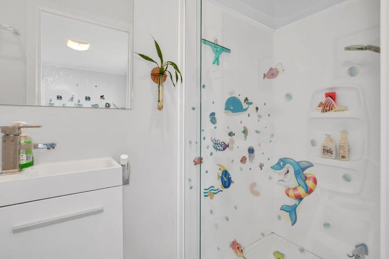 Photo of property in 1/52 Sunnynook Road, Sunnynook, Auckland, 0620