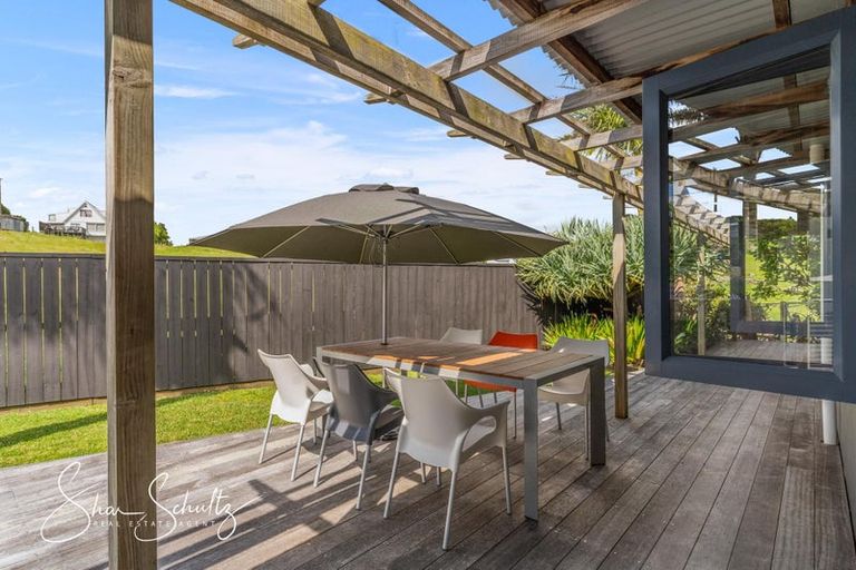 Photo of property in 24 Oxford Street, Whakapirau, Maungaturoto, 0583