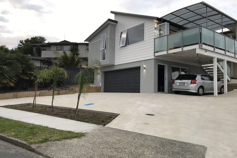 Photo of property in 39 Deverell Place, Northcross, Auckland, 0632