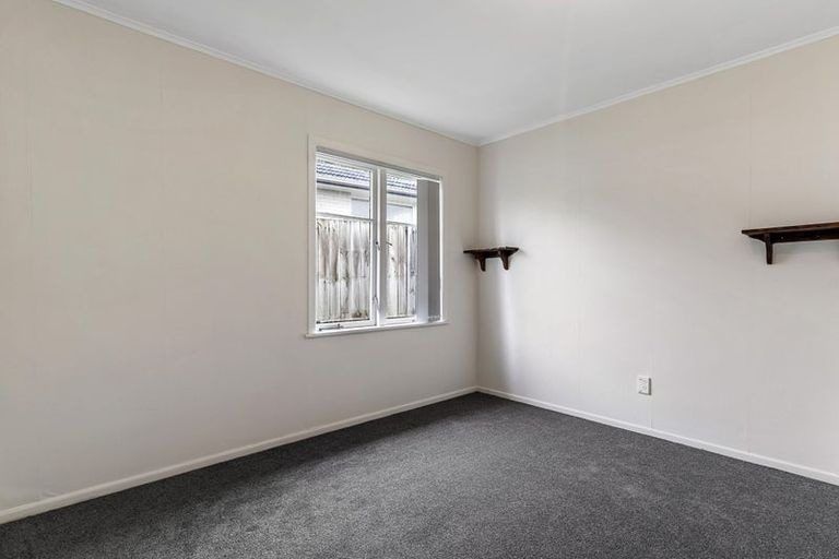 Photo of property in 47 Royal View Road, Te Atatu South, Auckland, 0610
