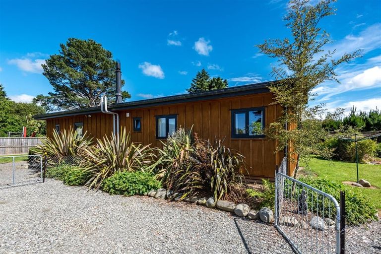 Photo of property in 5 Cross Street, Coalgate, 7673