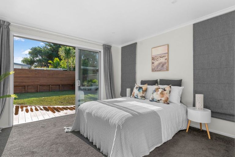 Photo of property in 33 Karoro Road, One Tree Point, 0118