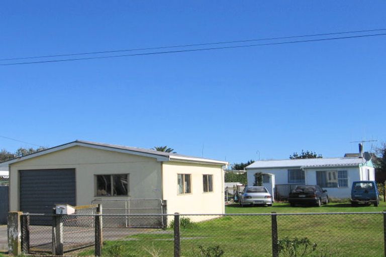 Photo of property in 2 Warren Street, Foxton Beach, Foxton, 4815